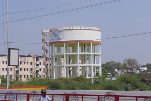 20260219マドゥライ再訪（その10）開発土埃の中で巨大上水道給水塔が屹立！