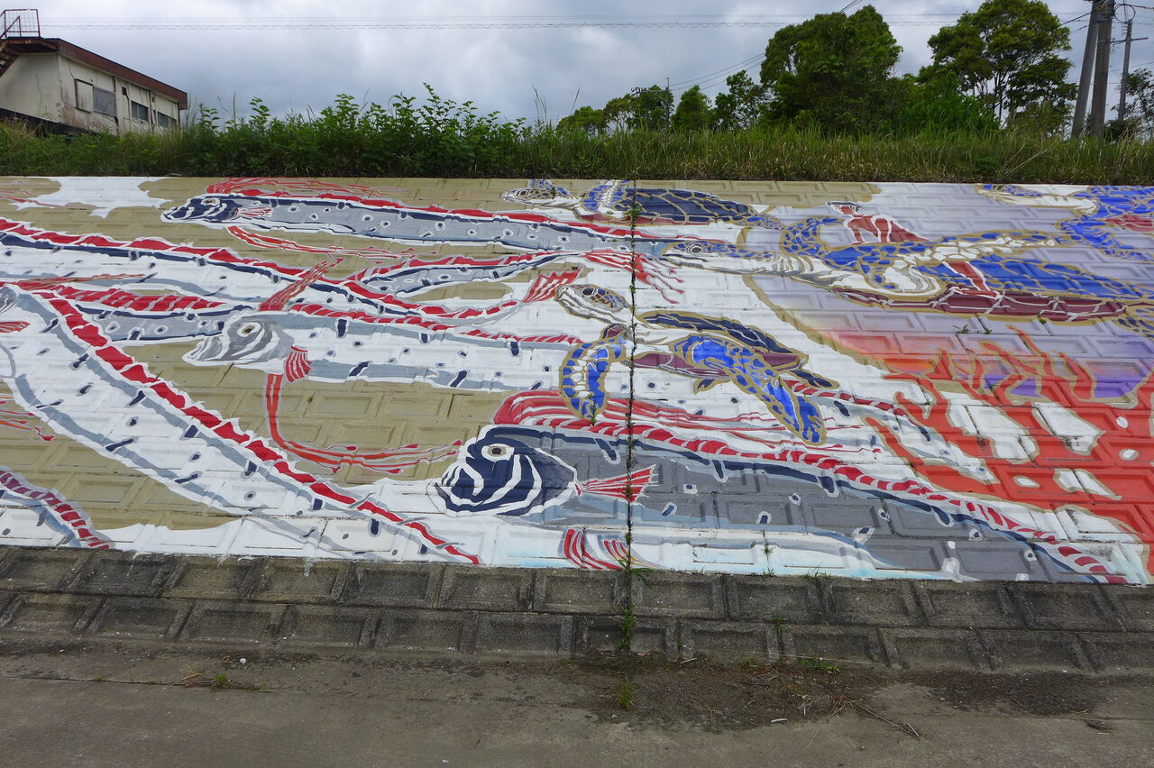 番匠川（大分県佐伯市）河口に横たわる壁画は谷川広人「佐伯竜宮図