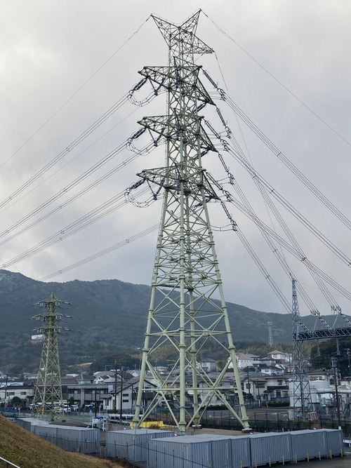 20260124油山を超えていく送電線は宮澤賢治も夢見た淡い緑色！