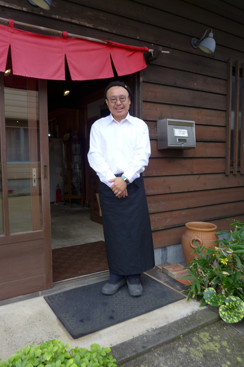 20241117いらっしゃいませ！黒ベレー帽のけいすけくん、長湯温泉の喫茶「川端家」にて！