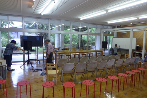 20240629竹田総合学院にて翌日開催「竹田の次世代教育と地域づくり」シンポジウム会場設営を瀧下雅幸・珠美ご一家と着々！晩餐は巡りの里くらまどGにて地産地消！