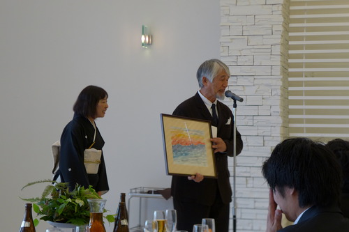 ふ印ボス、新婚荒木一（はじめ氏甥御さん　里奈さん）へお祝いの水彩画一幅献上！