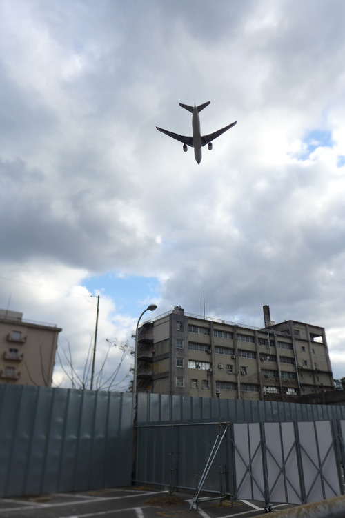 九州大学箱崎キャンパスの現況を遠望視。沈みゆく記憶と景観、もしくは九大バンクシー！？