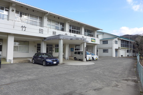 TSG竹田総合学院２階に藤原惠洋アトリエは所在！
