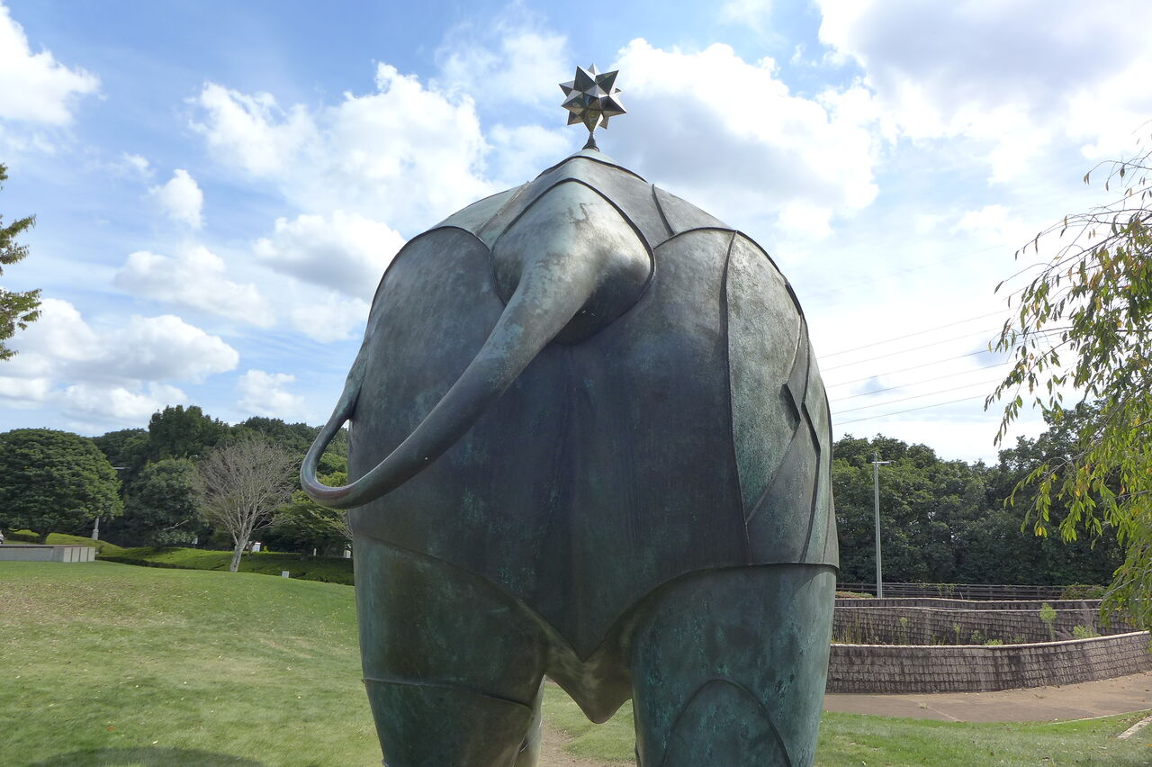 陽気な象像に笑うぞう！安藤泉「遊星散歩」の像顔に注目！！ : ふ印