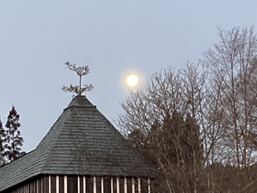 20260203明け方、ラムネ温泉（竹田市直入町長湯）の向こうにまだスノームーン満月が残っていた！！