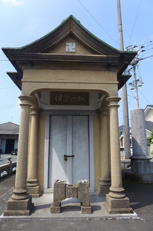 20250709大川市で発見！徹底人造石による納骨慰霊堂1952（昭和27）年4月完工！！制作は古賀佐吉（川口村堤　人造石製作所）