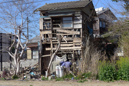 路上で見たA市郊外の荒々しい家