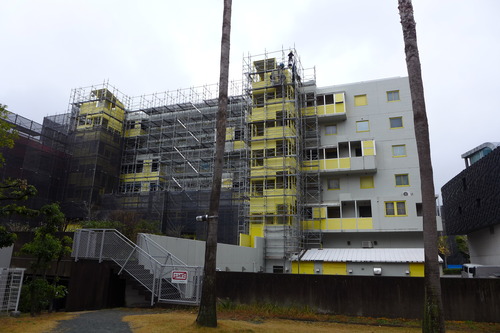 20231212マークマック棟が単管足場に囲まれていく