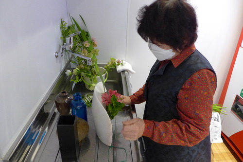 甲斐小夜子さん（竹田市久保）、5年間も竹田市総合文化ホール〈グランツたけた〉の生花ボランティアに深く感謝いたします！！（その2）