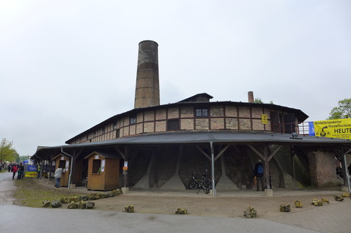 ふ印ボスのドイツまち歩き便り　街全体が赤レンガのベルリン。きっと19世紀後半に連続焼成を可能にしたホフマン窯があるに違いない。いったいそれはどこで焼かれていたのか？