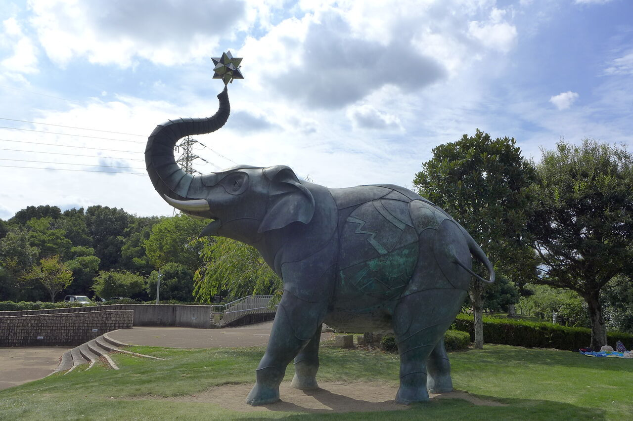 陽気な象像に笑うぞう！安藤泉「遊星散歩」の像顔に注目！！ : ふ印