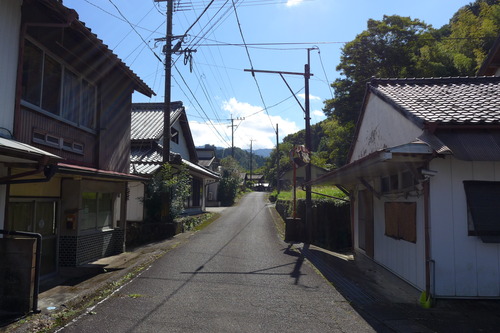 20251006竹田秋のさやけきフラヌール（その３）宮砥郵便局前通りで謎のトーテンポールを発見！