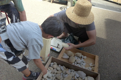 20250914（日）竹田市で開催、城下町まちかど蚤の市「ふ印ガジェットちぃマルシェ源右衛門」で一番子どもたちを集めたガジェットは真っ白・縞模様の天草陶石！！