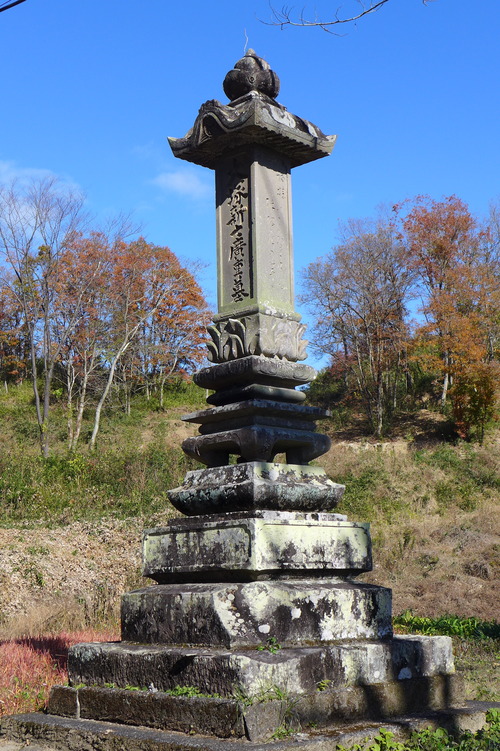 20251128朝、前々から気になっていた長湯〜梶屋〜おづる中央線脇の大塚新七廣重墓の地震被災状況は驚く無傷！