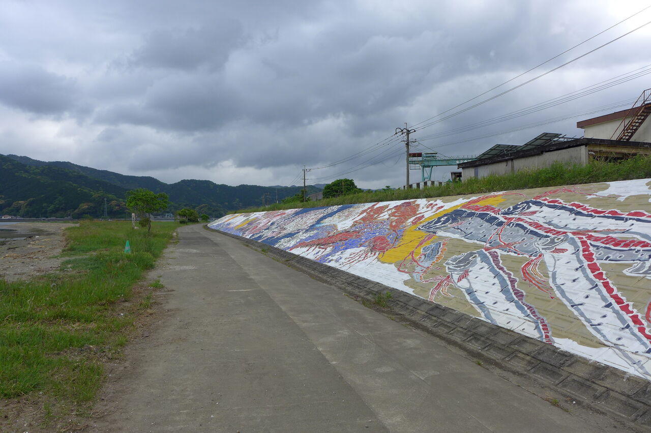 番匠川（大分県佐伯市）河口に横たわる壁画は谷川広人「佐伯竜宮図