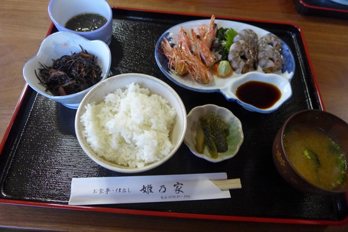 20250721久しぶり姫島へ（その４）大帯神社拝殿奉納の沈露露さん山水画「宙（そら）」特別鑑賞後の懇親は「姫乃家」にて海老を賞味！