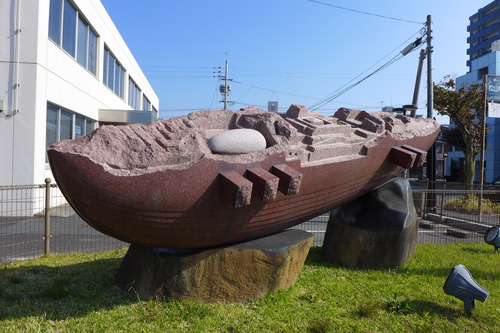 宇部市商工会議所前の街角に据えられた井田勝己彫刻！