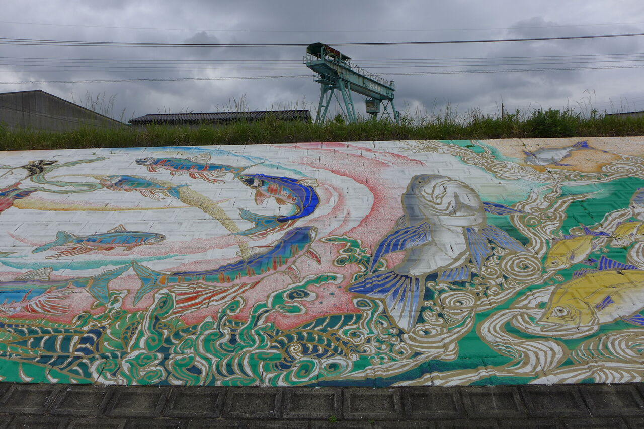 番匠川（大分県佐伯市）河口に横たわる壁画は谷川広人「佐伯竜宮図