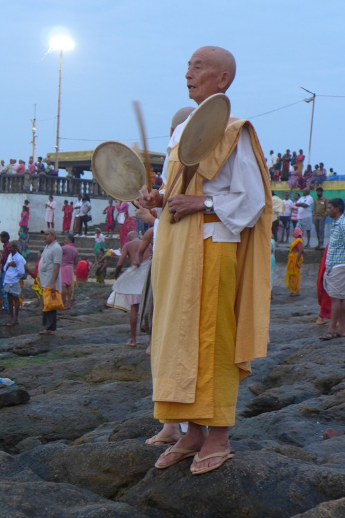 20240730日本山妙法寺石谷政雄上人さま木村千草庵主さまとカン二ャークマリ・コモリン岬にて御来光へお祈り！