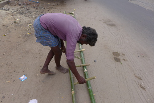 20260218マドゥライ再訪（その4）「竹屋」を発見！竹はしご製造や長大な竹の自転車搬送に唖然凝視！！