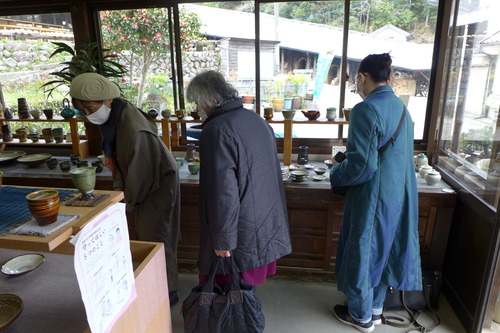 小鹿田焼の里へ、うずめ劇場俳優松尾容子さんをご案内して