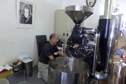 眼前の焙煎仕事を凝視しながら「赤い月珈琲」の味わいを染み込ませて