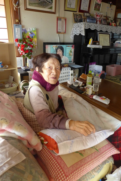 20251128朝、竹田市直入町梶屋界隈。今年は97歳をめざす小代英子さん矍鑠と交流！