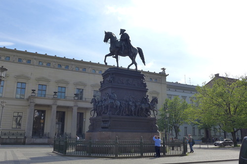 ふ印ボスのドイツまち歩き便り　ベルリンのウンター・デン・リンデン（菩提樹の木の下）通りを歩きながら考える