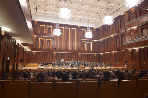 2023年12月18日（月）夜、アクロス福岡シンフォニーホールにて九大フィルハーモニーをマエストロ齋藤友香理が率いる！！