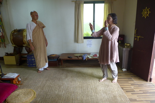 20240720日本山妙法寺カトマンズ道場にて佐藤達馬上人さまへ藤原馨がオイリュトミーを！