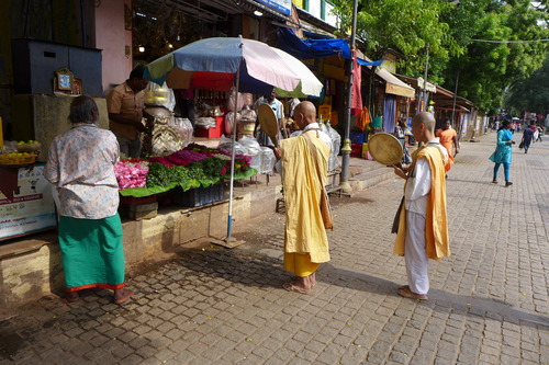 20240729無事にマドゥライ空港到着。日本山妙法寺石谷政雄上人さま木村千草庵主さまがお迎えしてくださいました！