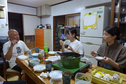 たけたアルティザン足立有希さん、次世代アルティザン西岡優さん、ねぎらいのひとときに優しい笑顔　in　筬島家（竹田市穴井迫）