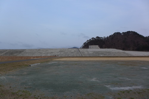 2023年3月12日（日）大槌湾・鵜住居川を隔てた巨大防潮堤を前に唖然！