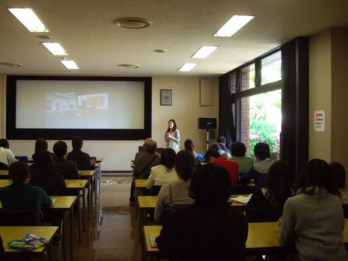 芸術文化環境論の第１回学外演習は福岡市内の美術館三館を踏査しました