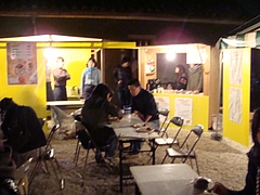 2010.12.15. 大分県日田市にて 　藤原惠洋先生「芸術文化企画演習」受講の芸術情報設計学科３年生 日田カレー研究発表！