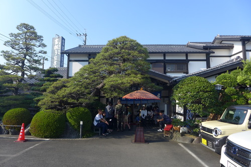 20250803広川べりの黒田富松うなぎ店は大繁盛！