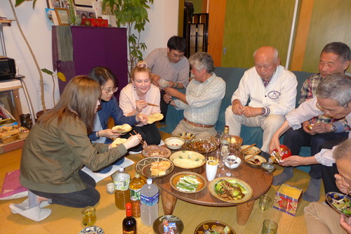 九州大学芸術工学部公開講座受講生による廈門・福建土楼研修踏査の反省会を開催しました！研究生王仕岳くん、シェフとして初デビュー！