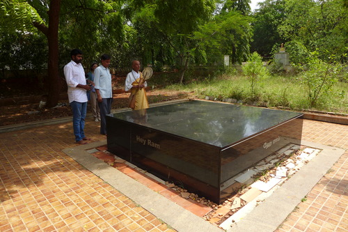 20240729マドゥライにて。日本山妙法寺石谷政雄上人が建立されたガンジー墓所「おお、神よ」墓参。ガンジー記念館・博物館館長を訪問！