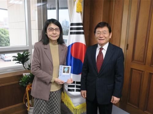 ２月１日「尹東主詩を読む会」の馬男木美喜子代表、孫鍾植総領事を訪問面談されました！