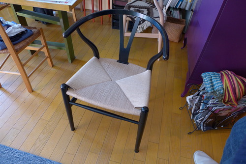 巻々亭家宝の座チェア（岐阜県木工職人製／2012年入手）とYチェア（デザイン：ハンス・j・ウェグナー／カールハンセン&サン社製1983年以来37年愛用）の座面張り替え完了！