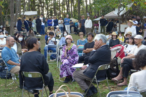 「千年紀のお祭り」カテリーナの森の中心で四者（松本未来さん、市川孝さん、アスカ・Oさん、藤原惠洋）トークを楽しみました！