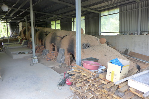 韓国・梁山の通度寺（トンドサ）近辺の窯元諸氏は故申正煕先生門下とのこと、お懐かしい、と交流を深めました。