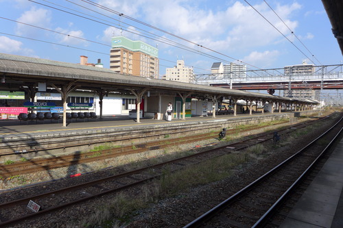 鳥栖駅（九州鉄道会社1887年明治20年開業）にて駅舎柱のロールマーク踏査