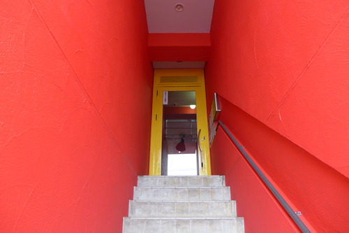 香椎浜ネクサスワールド・マークマック棟（築後30年）が赤色壁面を刷新しつつ！