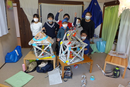桧原シュタイナー土曜学校4年生〈いえづくり〉の新聞紙モデル２棟を補修改修耐震補強化！！
