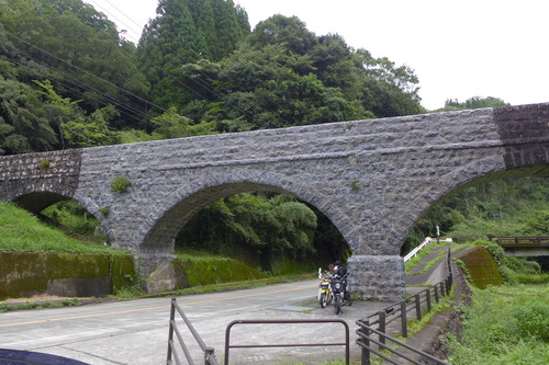 20250810豊肥線近代化遺産研究班第1回フィールドワーク開催（その５）竹田市の灌漑施設◆明正井路第一栱石橋（六連アーチ橋）
