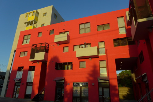 20241112香椎浜、朝日を浴びる赤い家から手を振るオイリュトミスト