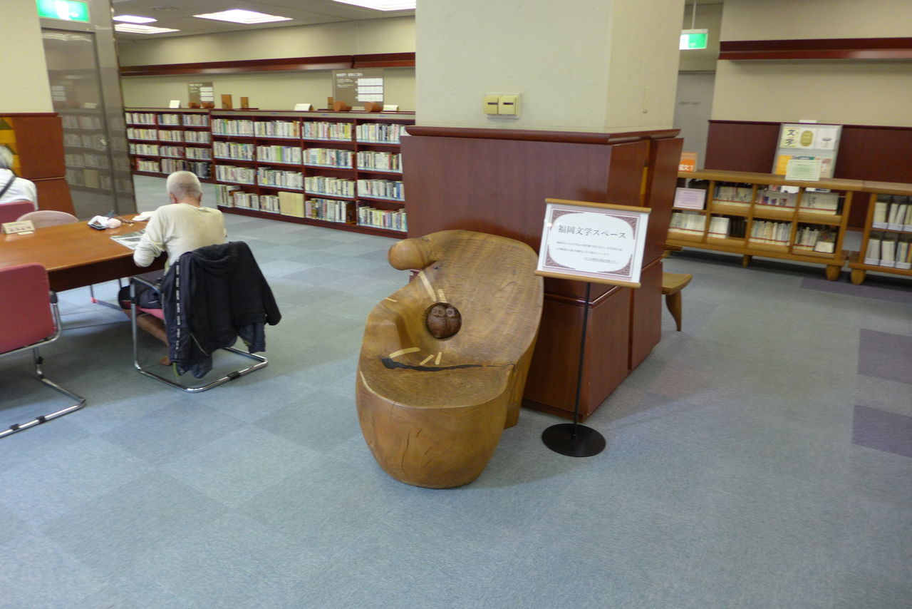 ふ印ラボ 九州大学大学院芸術工学研究院 芸術文化環境論講座 藤原惠洋研究室 新福岡市文学館スペースを福岡市総合図書館 内部で確認 西岡泰心さん手づくりの家具 書棚等がポツネン