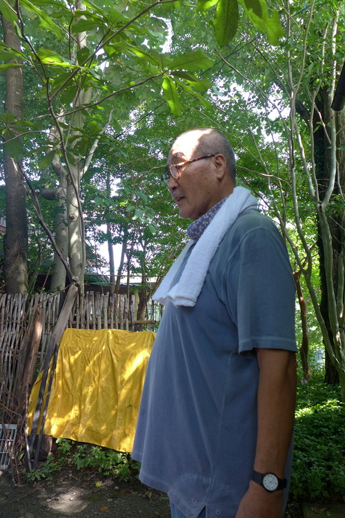 桧原シュタイナー土曜学校６年生こどもたちを見守る西岡泰心さん（木工家、福岡市文学館インテリア家具・大テーブル・椅子等作成）